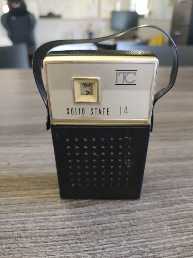 Rádio antigo, portátil,  Itc Solid State 14 AM - Foto 4