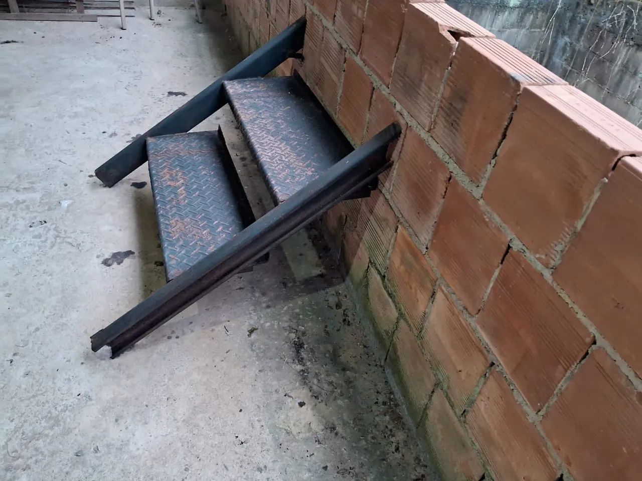 Escada ferro degrau porta janela  - Foto 4