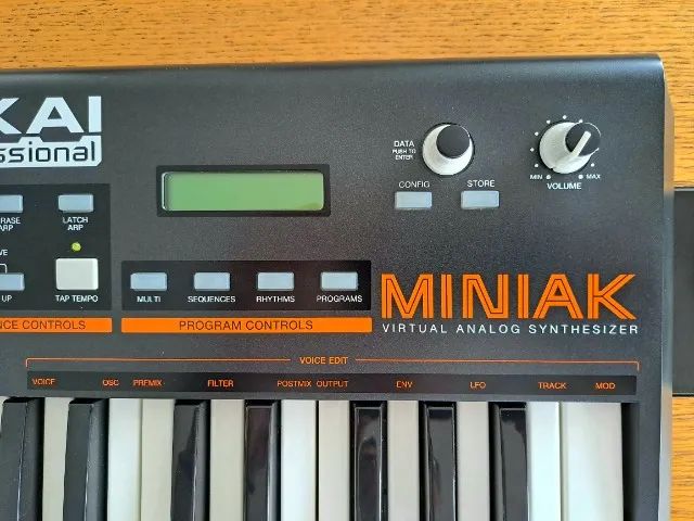 Sintetizador Akai Miniak novinho - Instrumentos musicais - Santa