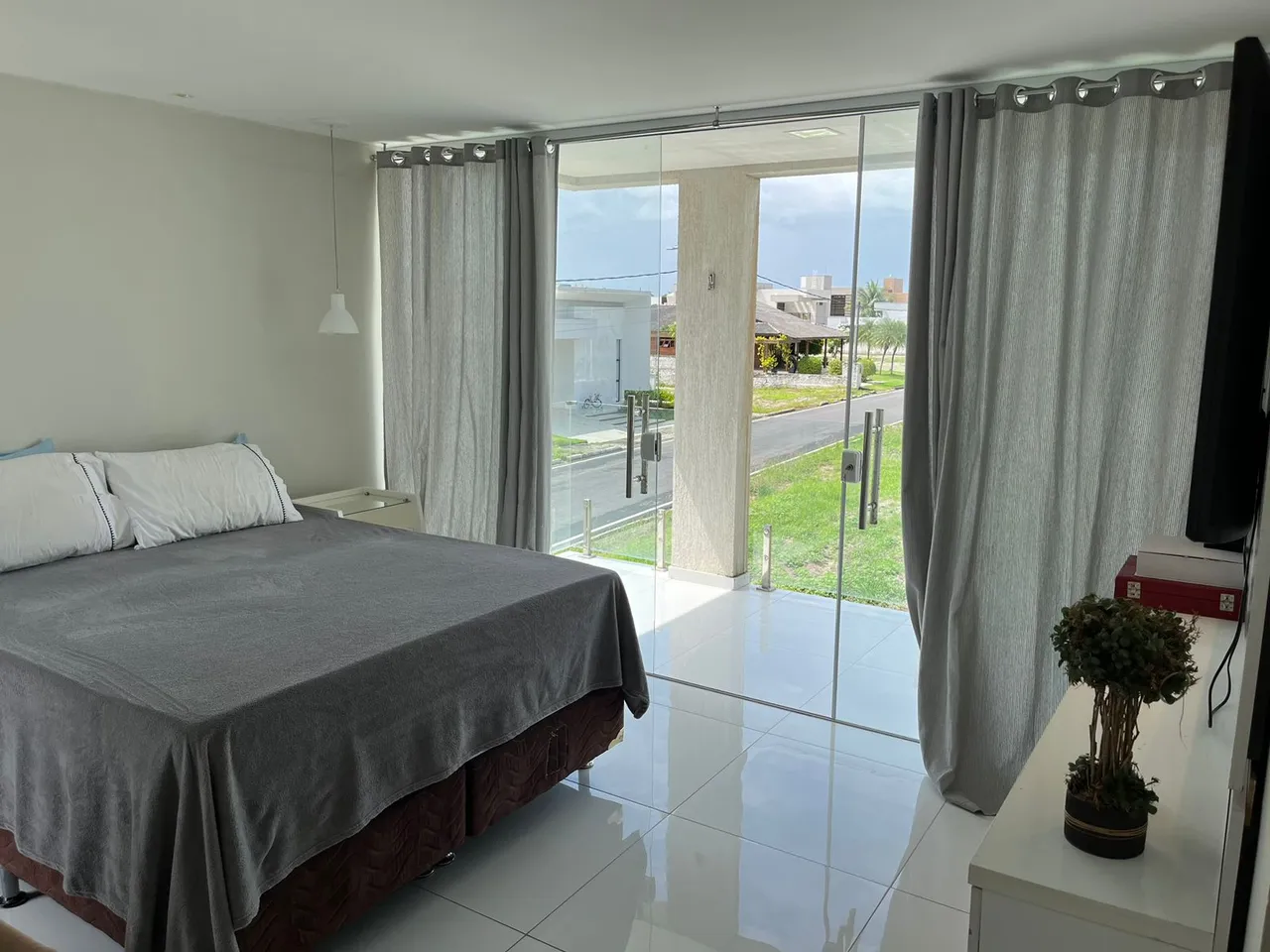 Alugo Casa com 280 m2, 04 Qtos sendo 3 suítes , Condomínio Alamoana!