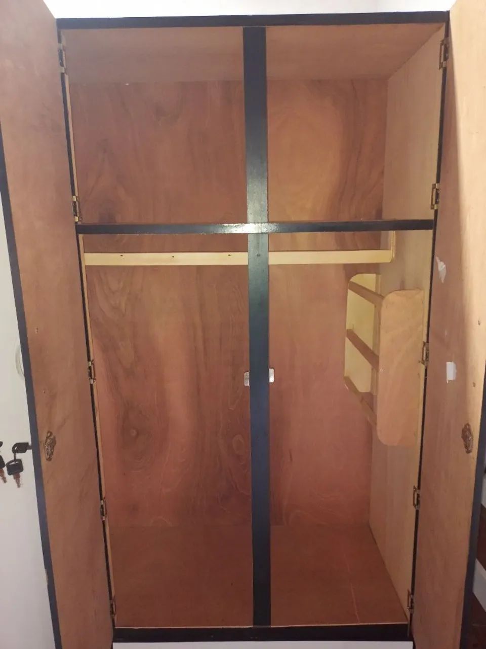 Guarda roupa de madeira. - Foto 4