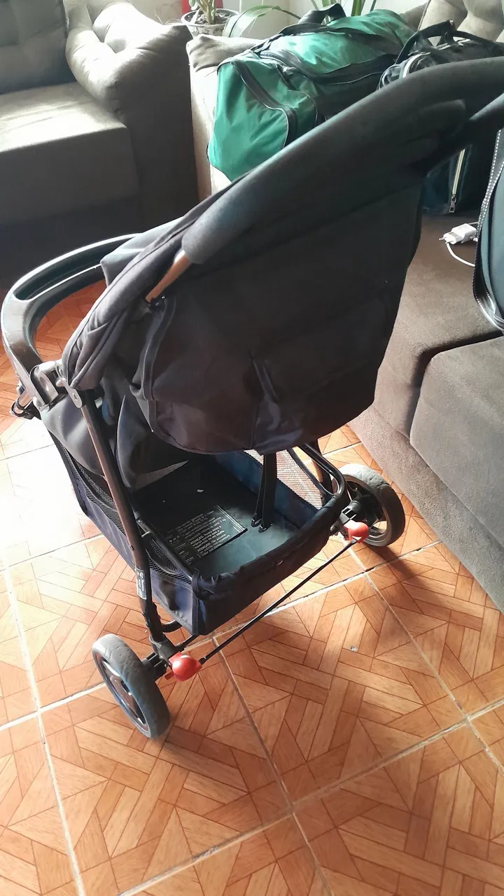 Carrinho de bebê compacto e prático