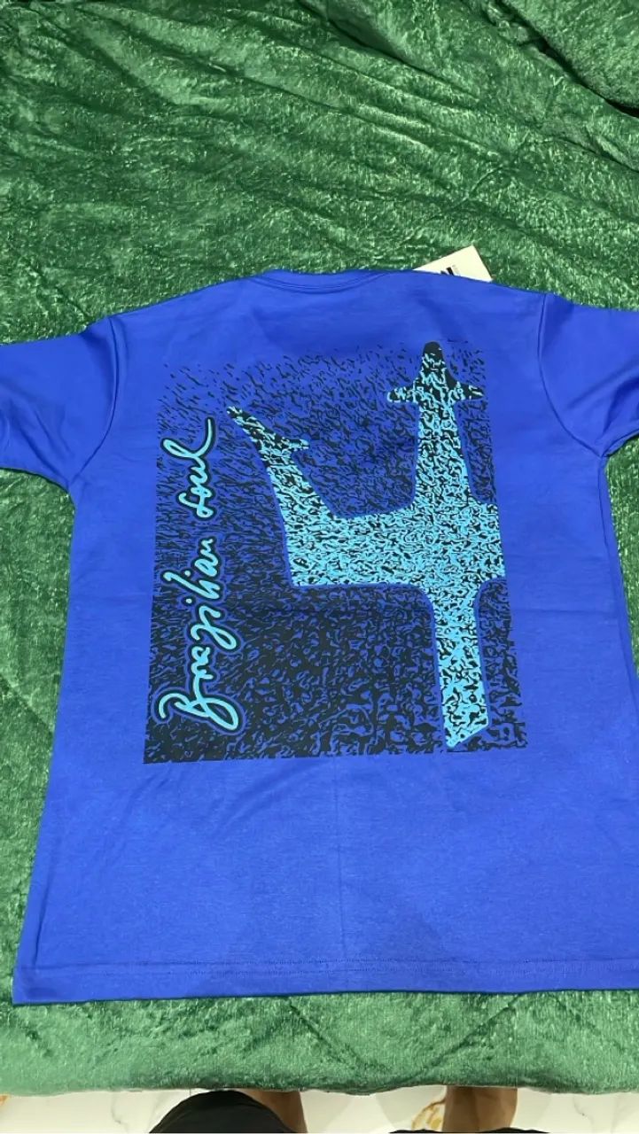 Camiseta azul com estampa de tridente