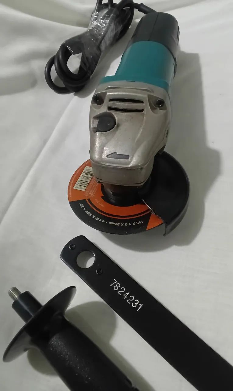 BAIXEI Esmerilhadeira Makita Angular 4.1/2" 840W -DEFEITO- p/ conserto retirada de peças - Foto 3