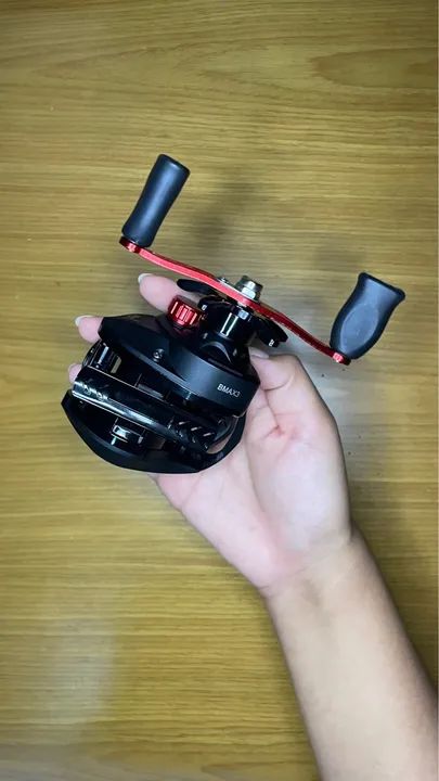 Carretilha Abu Garcia Black Max BMAX3 esquerdo cor preto - Foto 4