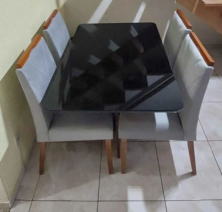 Mesa tampo com vidro e cadeiras em madeira maciça!! - Foto 2
