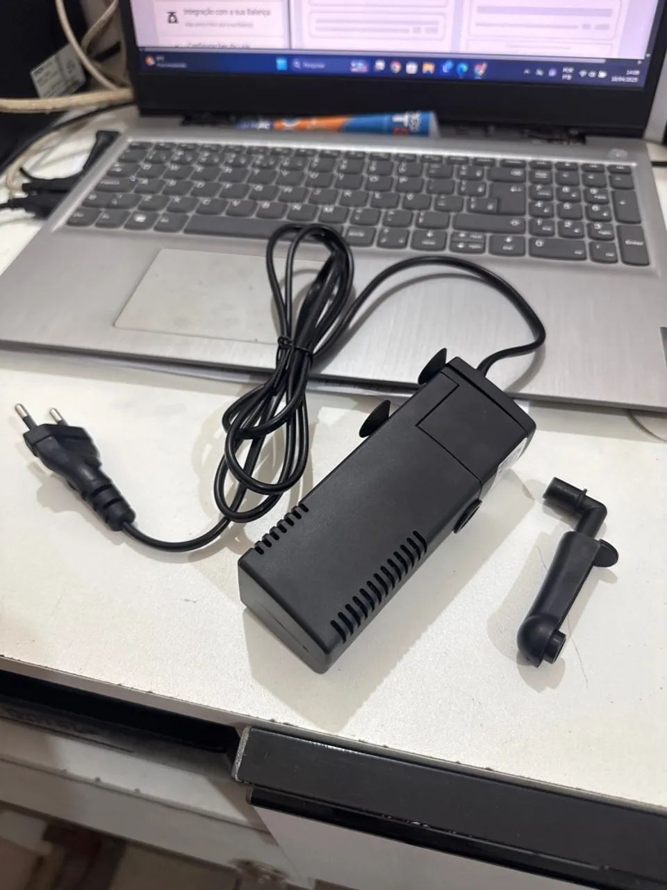 Bomba submersa com filtro para aquários 