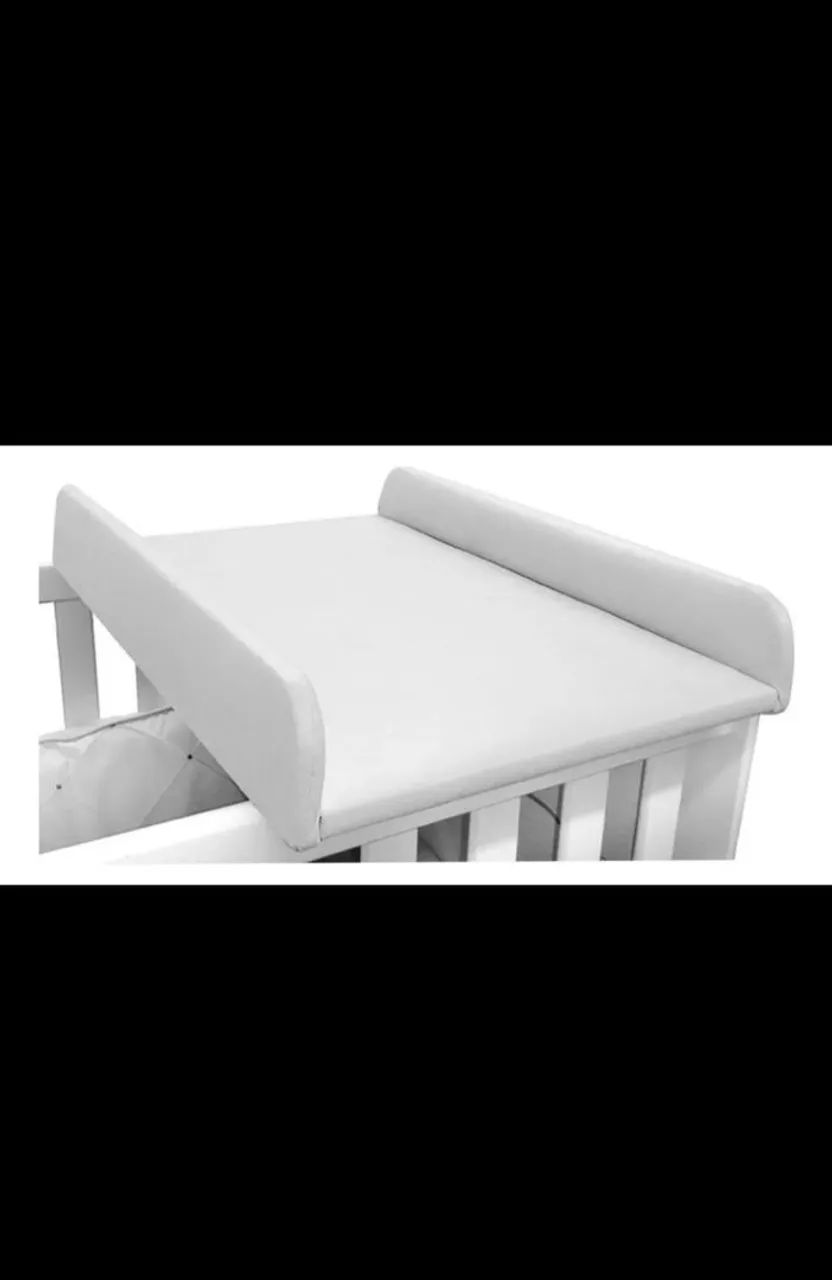 Trocador de berço para bebê com bordas de proteção