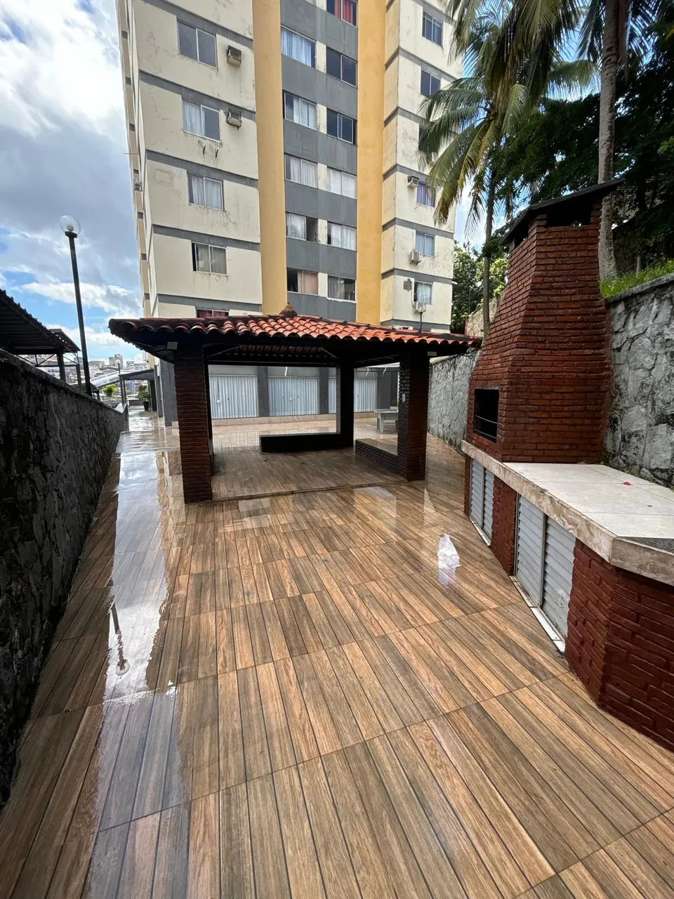 APARTAMENTO 2/4 COM DEPENDÊNCIA NA AVENIDA CENTENÁRIO