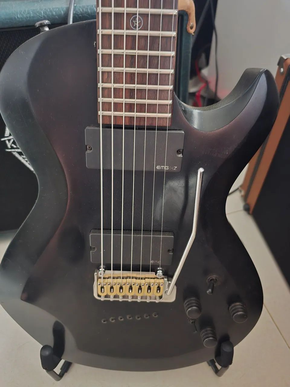 Guitarra corte 7 cordas captadores EMG z tremolo, regulada - Foto 2