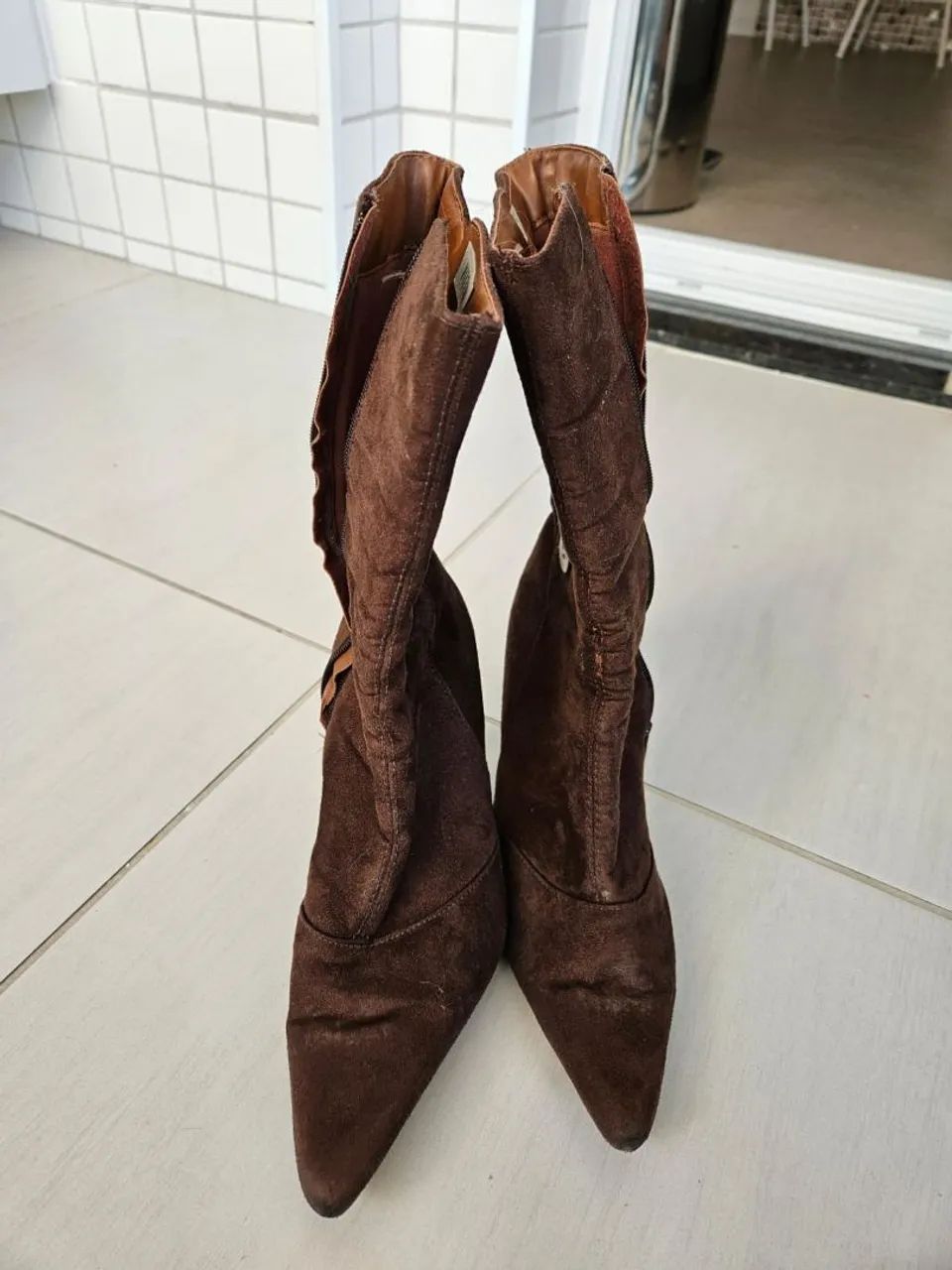 Bota de cano médio marrom com detalhes tamanho 35 - Foto 3