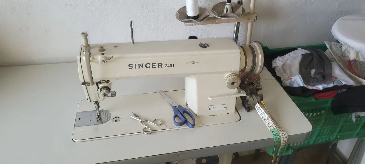 Máquina de costura reta industrial Singer usada 