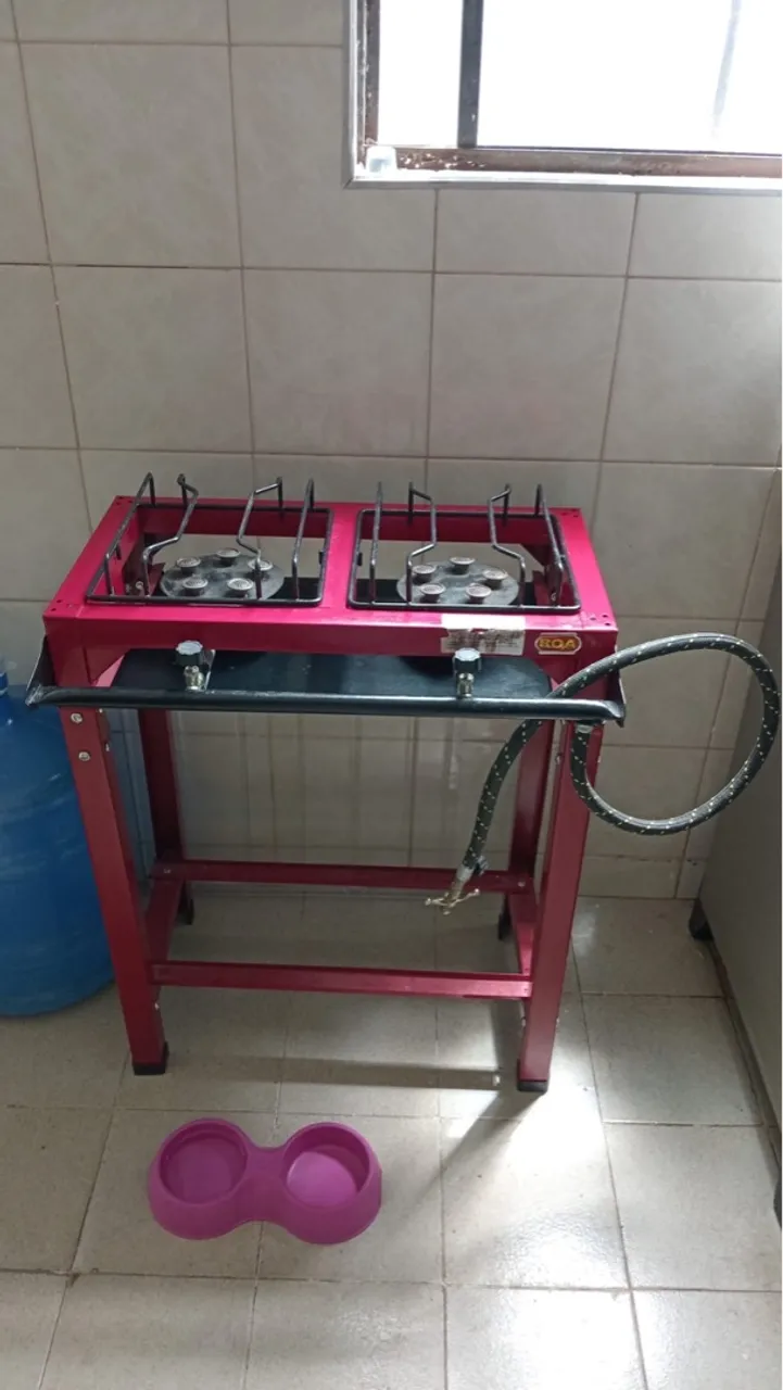 Trailer, estufa e fogão.