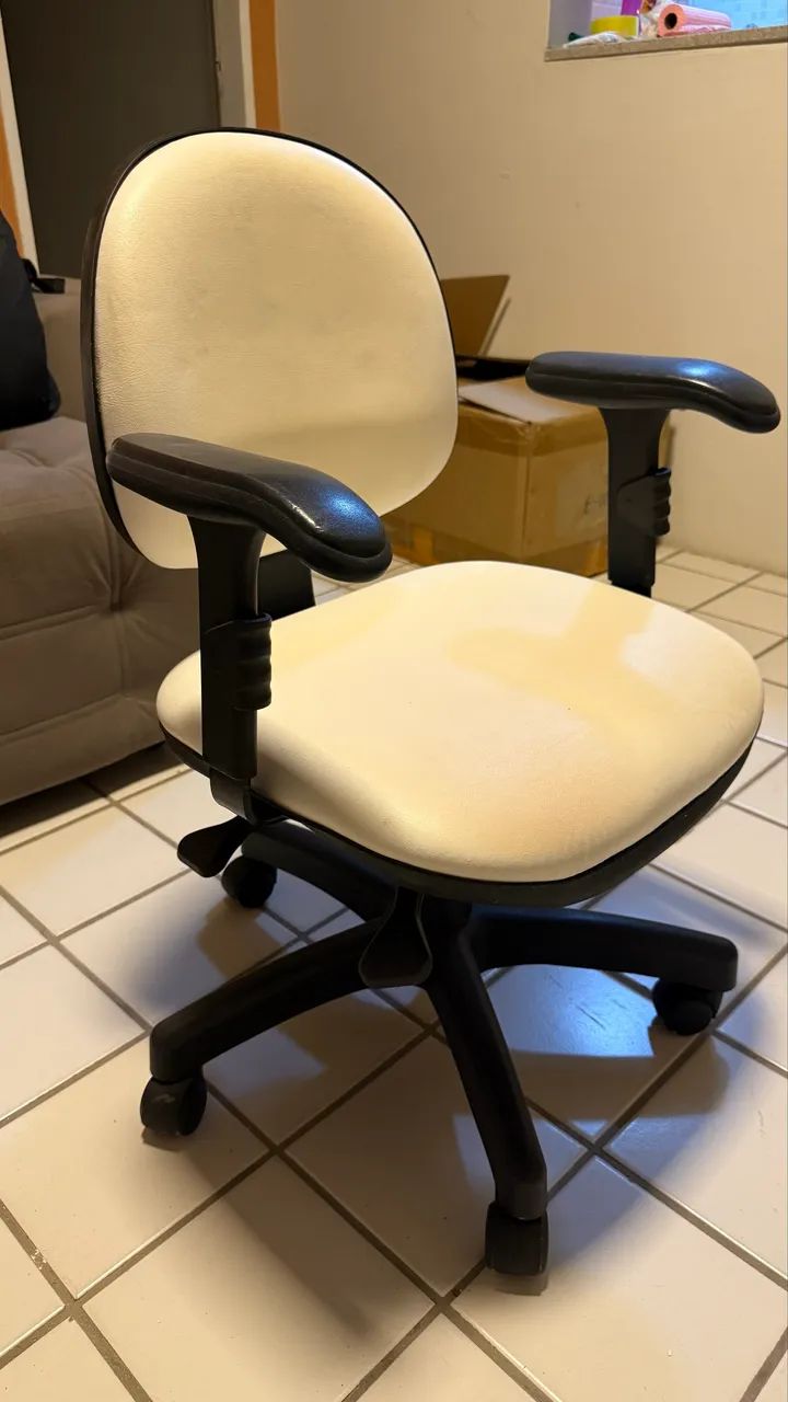 Cadeira de escritório em couro branco  - Foto 3