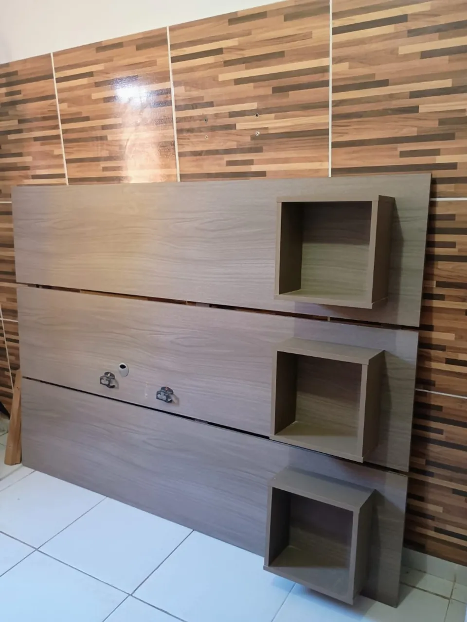 Painel de Parede Decorativo com Prateleiras