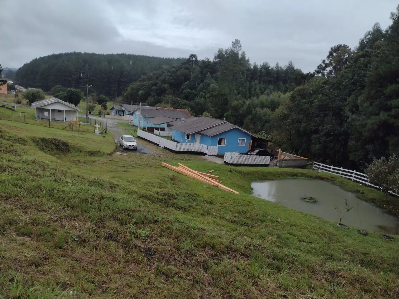 Casa com vista para a natureza e lago , centro de Bocaina margens da Br282
