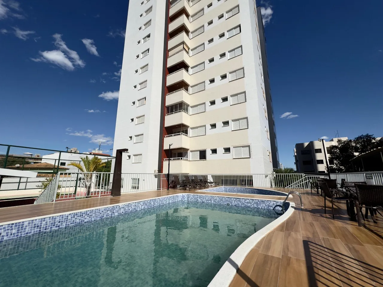 Apartamento 3/4 sendo 02 suítes + 02 garagens cobertas na Quadra 204 sul