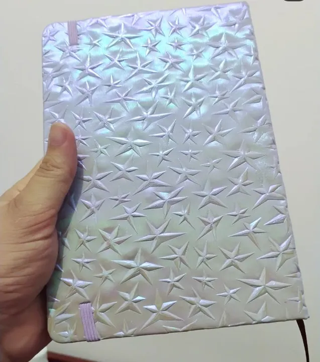 Caderno estilo moleskine capa de estrelas em relevo holográfico pautado sketchbook