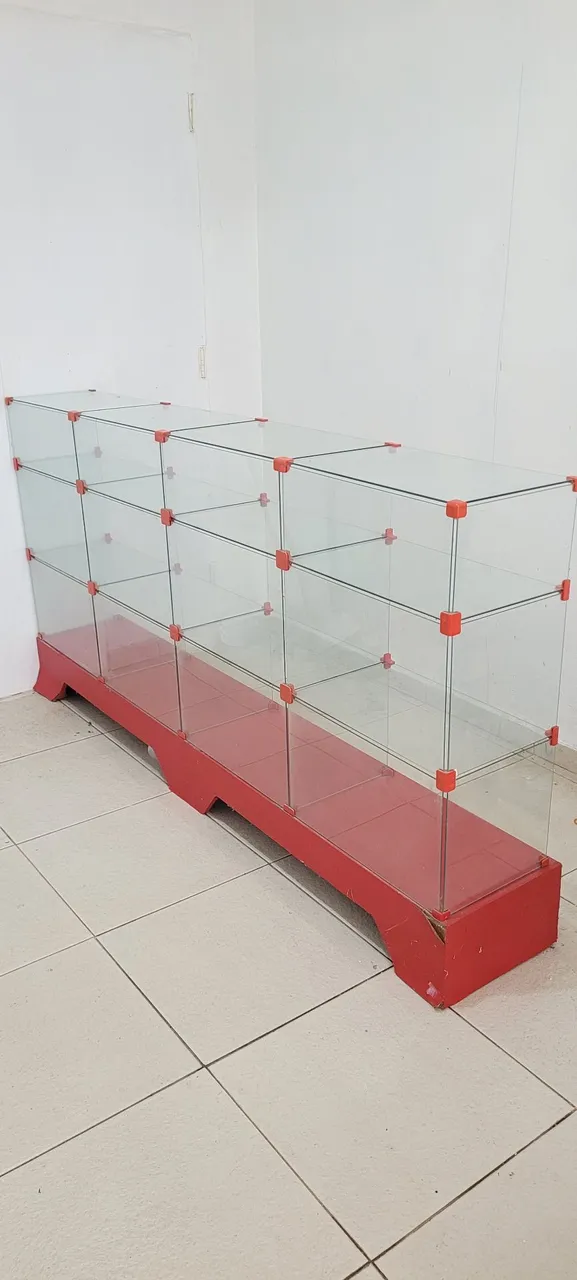 Vitrine Expositora de Vidro com Estrutura Vermelha