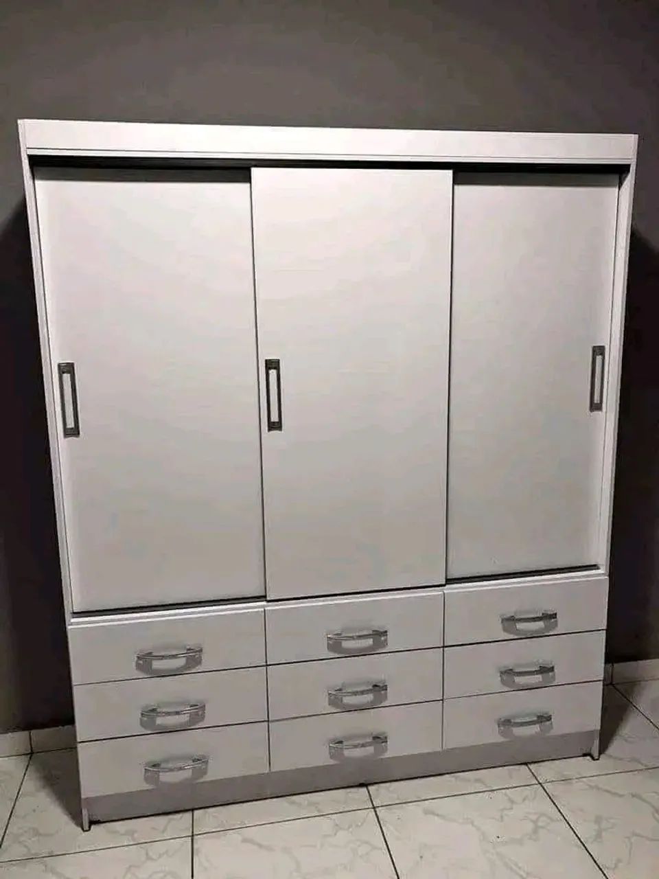Armário com 3 portas e 6 gavetas em promoçaao