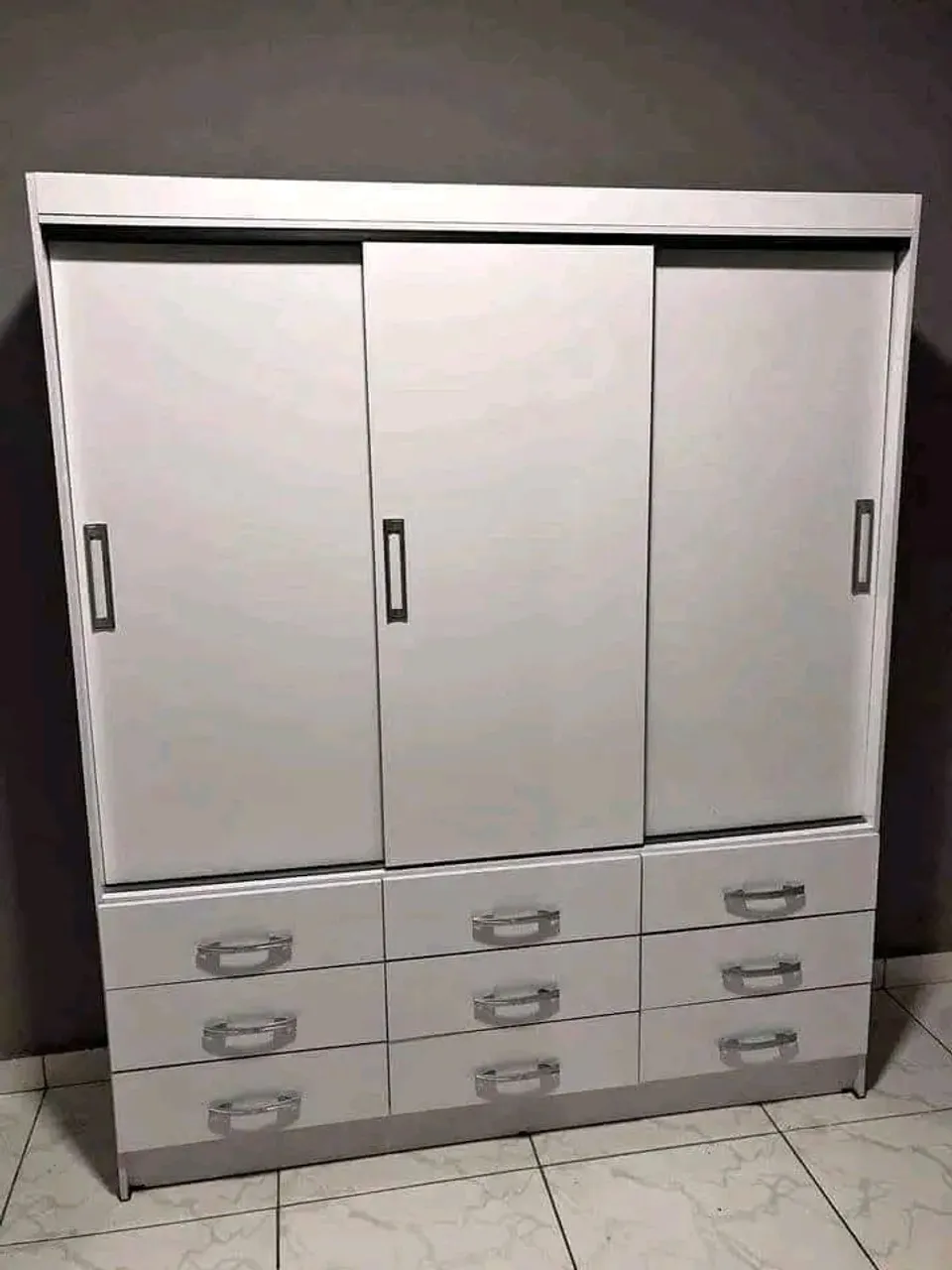 Armário com 3 portas e 6 gavetas em promoçaao