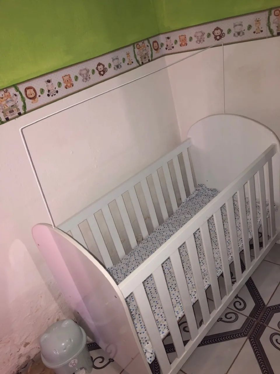 Berço de madeira branco para bebê - Foto 2