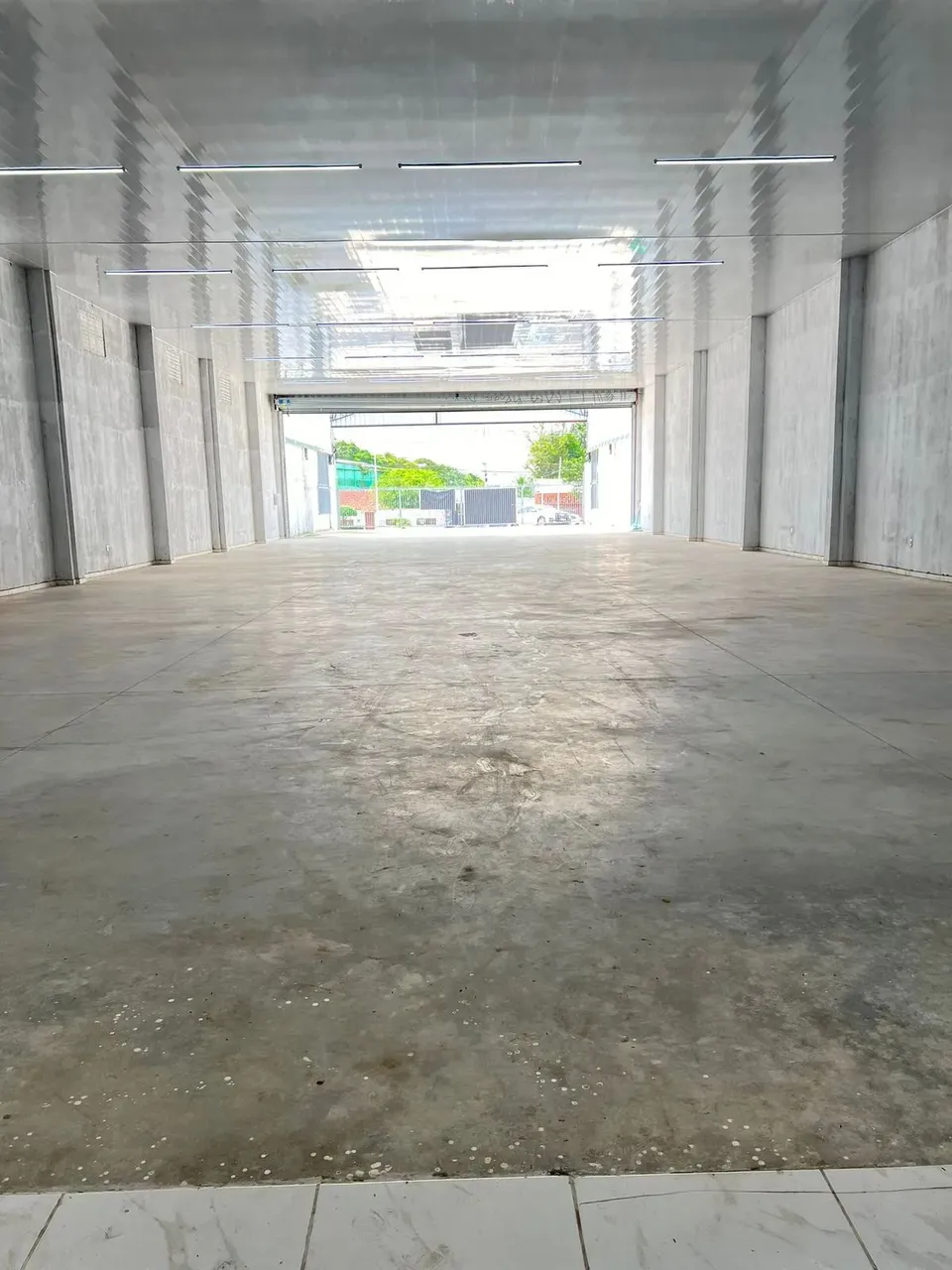 Galpão com estacionamento