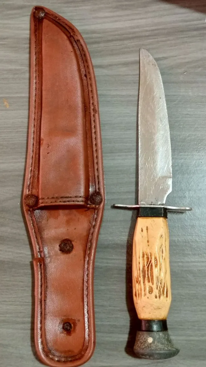 Punhal com cabo de osso e bainha de couro