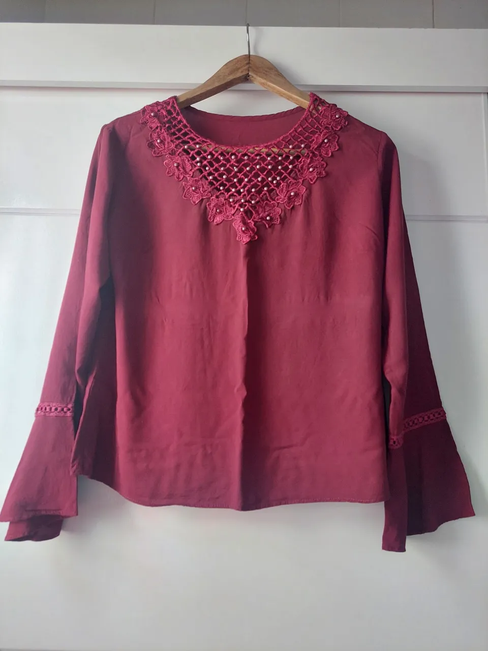 Blusa feminina de renda com mangas compridas