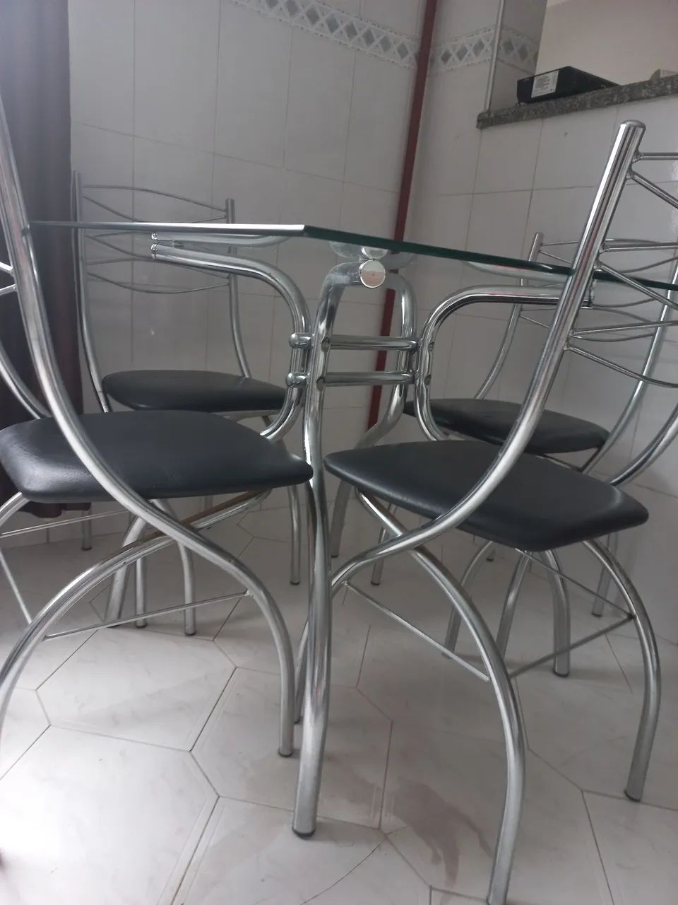 Mesa de vidro com 4 cadeiras - Foto 2