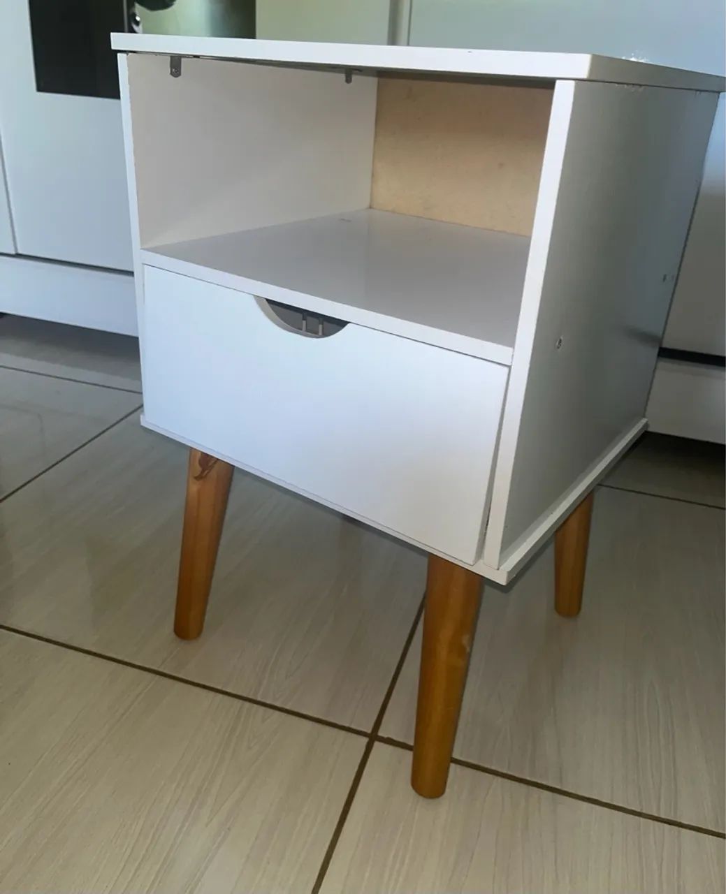Mesa de Cabeceira Branca com Pés de Madeira - Foto 4