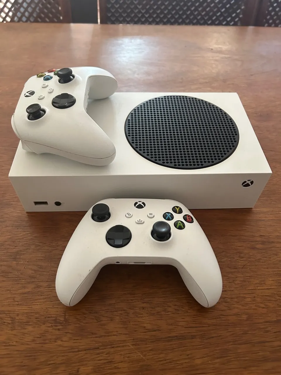 Xbox Series S - Console seminovo com controles