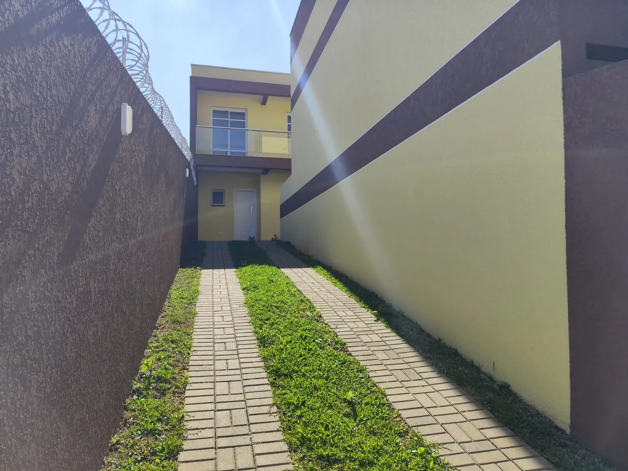Sobrado novo à venda com 3 quartos, 1 suíte, 104m², no Santa Cândida, Curitiba.