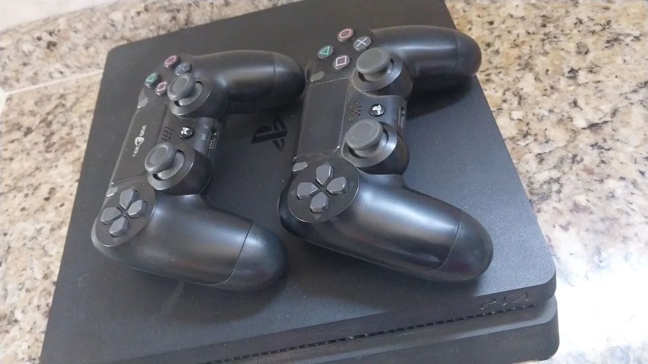 Playstation 4 Slim com 2 controles