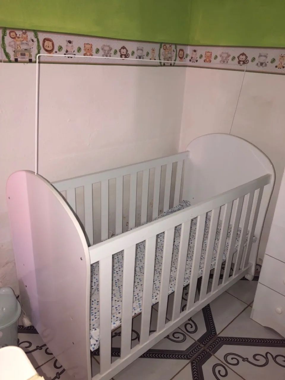 Berço de madeira branco para bebê