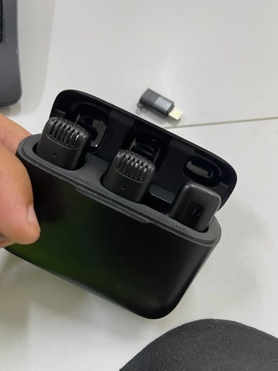 Microfone sem fio com estojo de carregamento