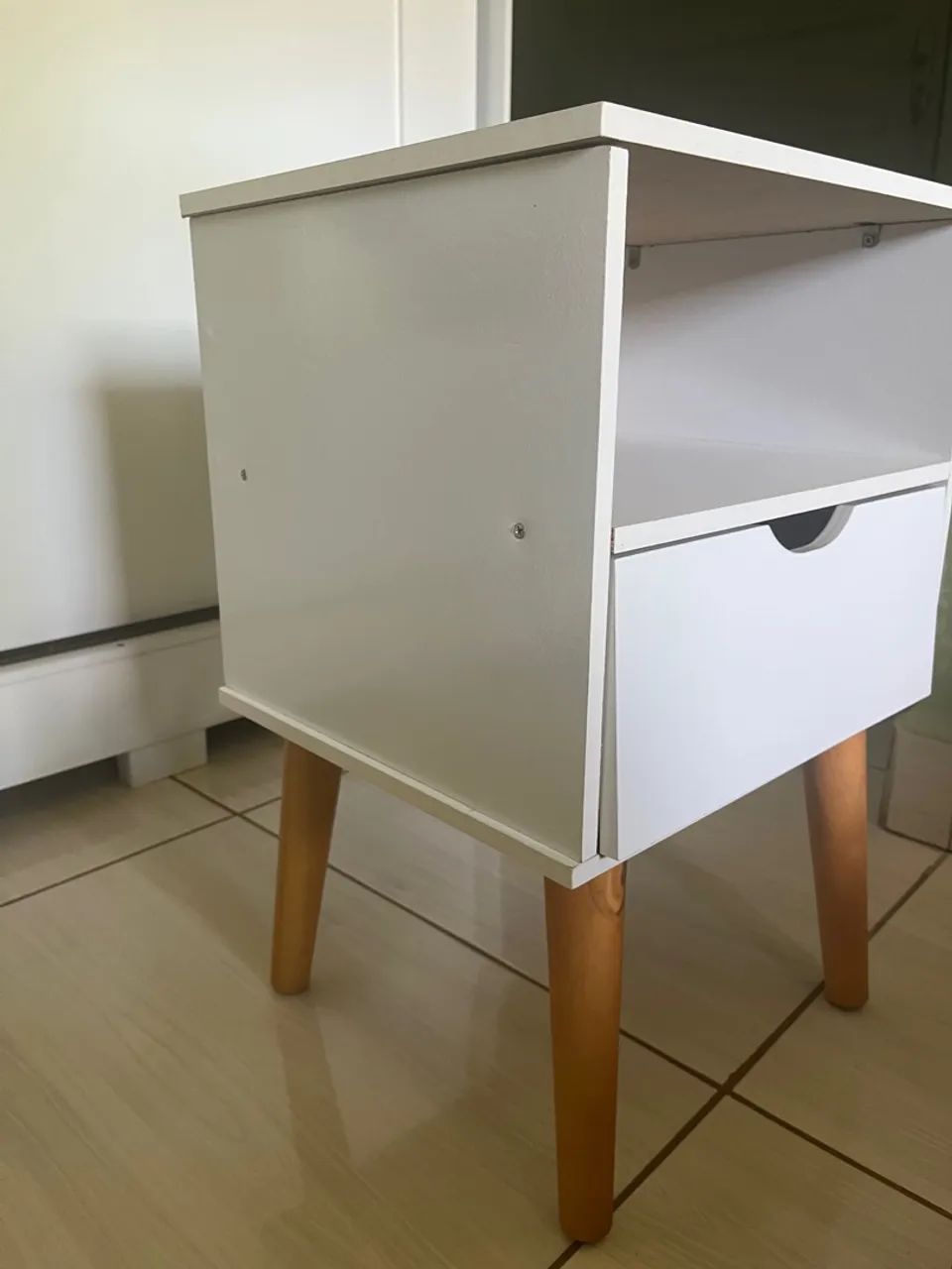 Mesa de Cabeceira Branca com Pés de Madeira - Foto 2