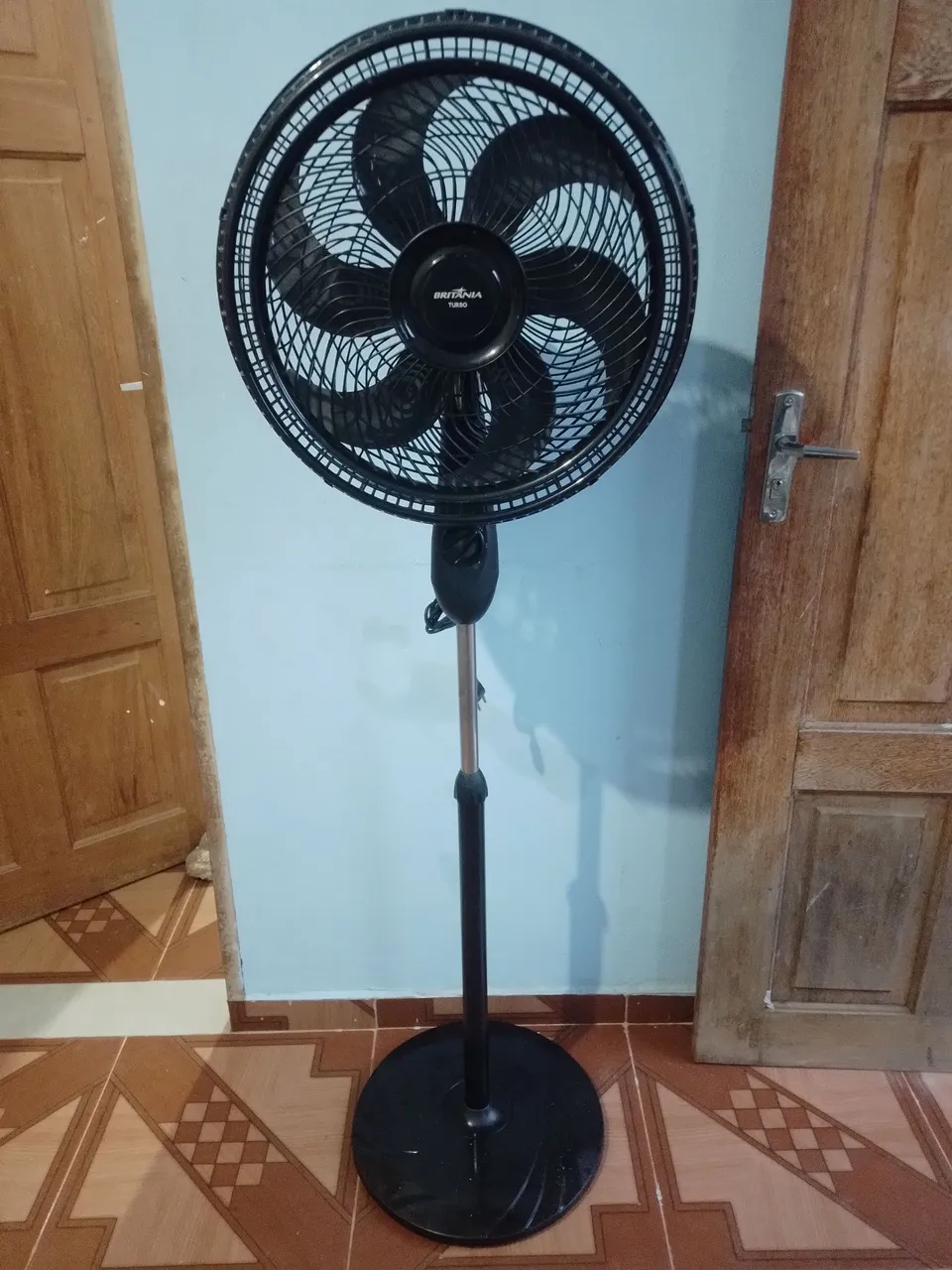 Ventilador de coluna Britânia Turbo - 6 pás
