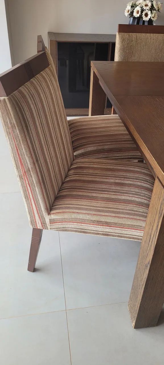 Mesa de madeira com 6 cadeiras estofadas - Foto 4