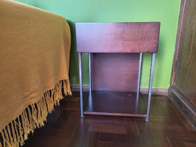Mesa de cabeceira com gaveta - madeira - Foto 2