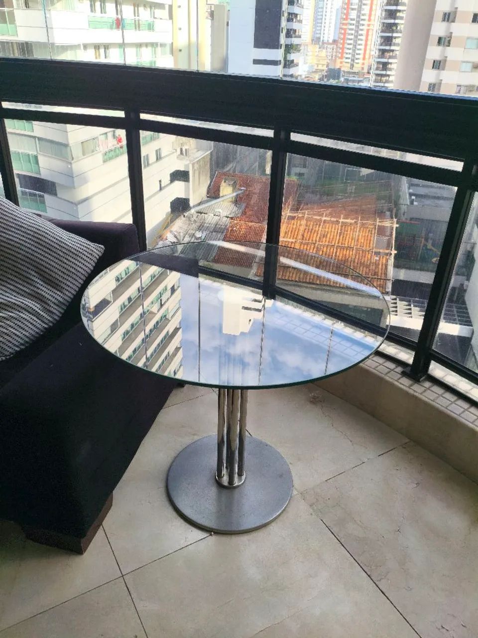  mesa lateral de vidro com base cromada.  - Foto 3