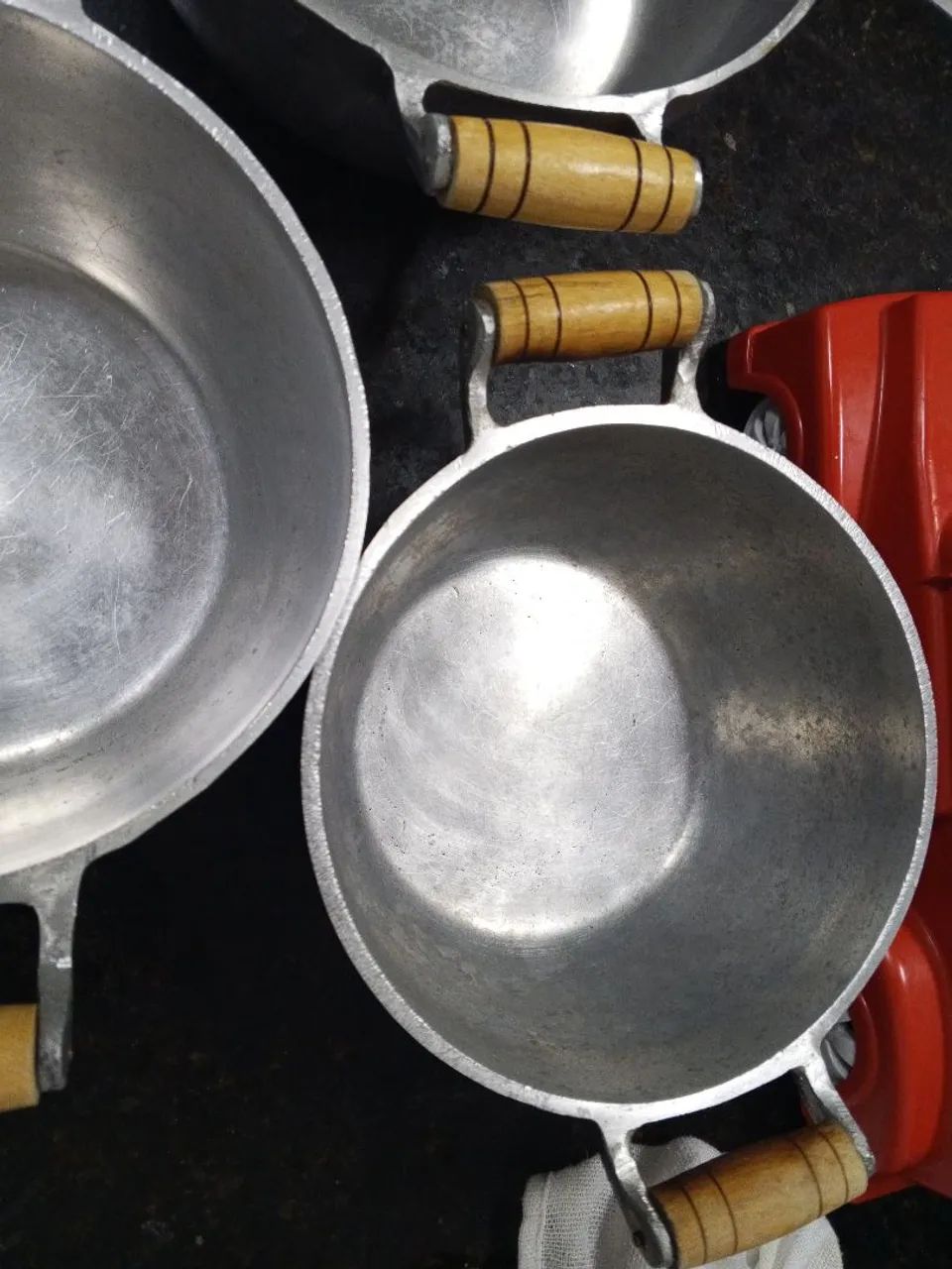 Vendo três panelas de alumínio batido praticamente novas  - Foto 3