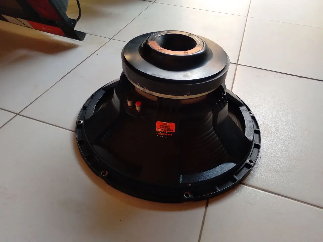 Vende-se um grave de 18 tornado - Instrumentos musicais - Centro ...