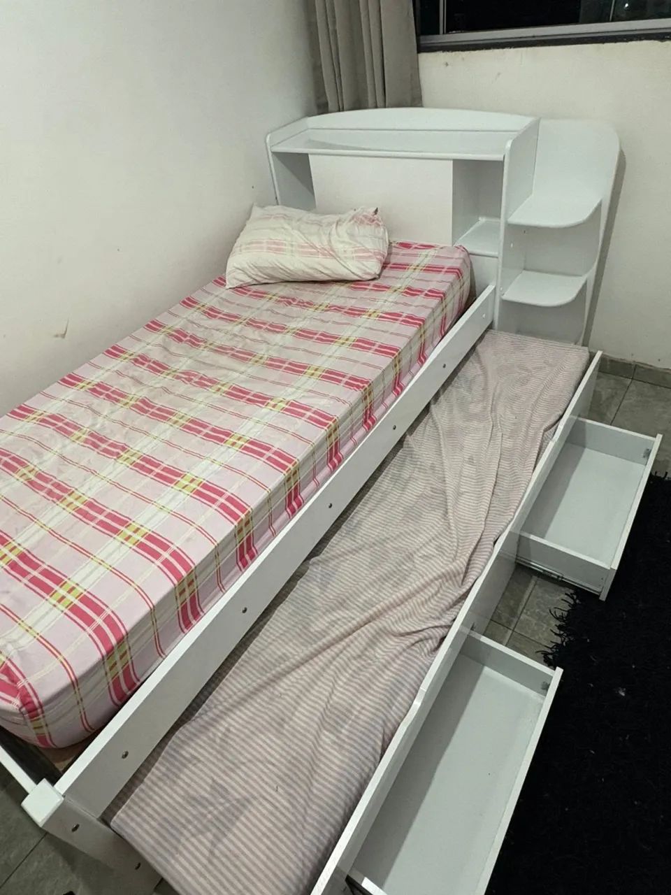 Cama de Solteiro Branca com Escrivaninha, Prateleiras e Gavetas. - Foto 4