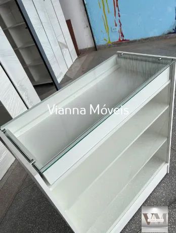 Balcão Vitrine com Vidro Superior, Gaveta e Portas - MDF Branco - Foto 2