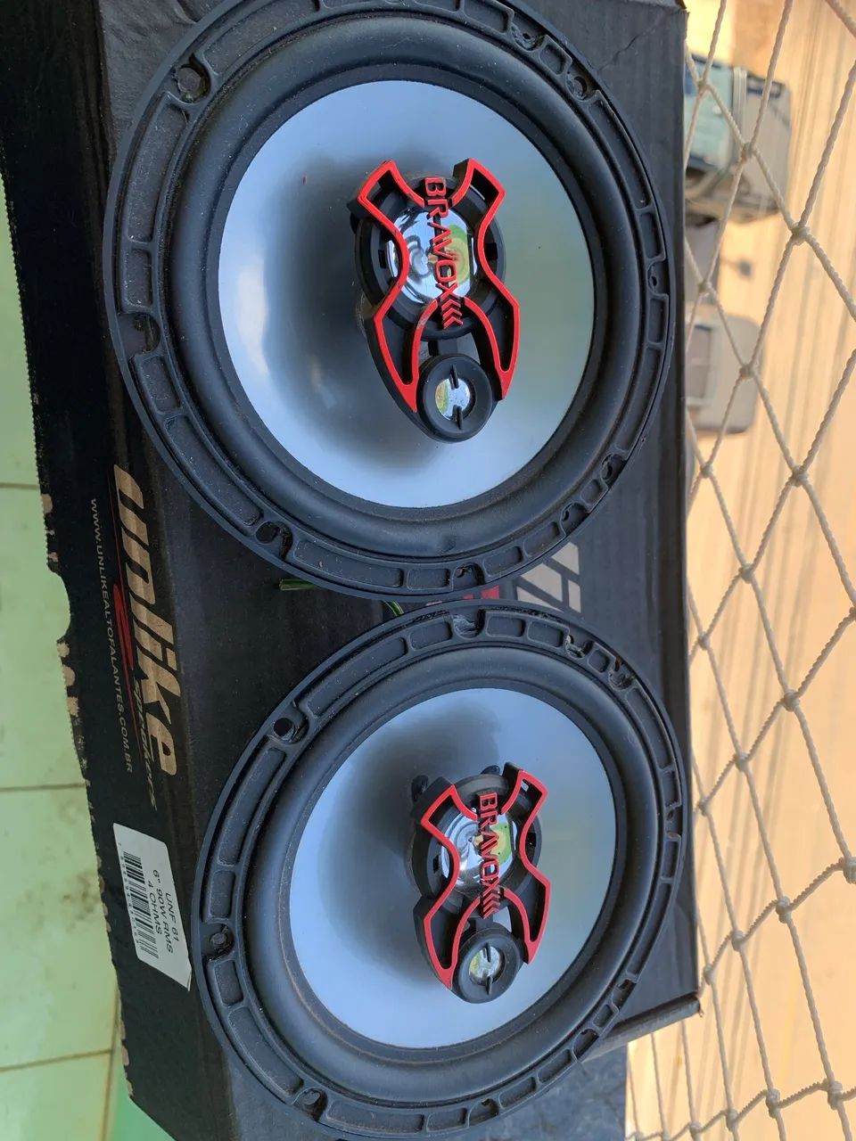 Vendo par de bravox 6 polegadas 