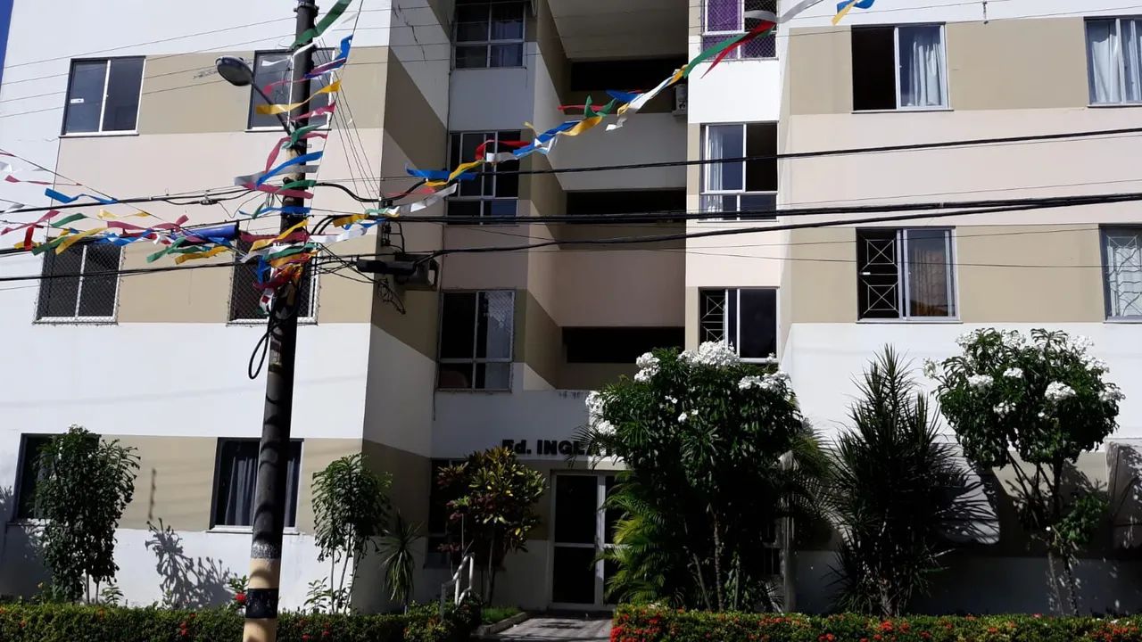Vendo apartamento com dois quartos com dependência e lavanderia.