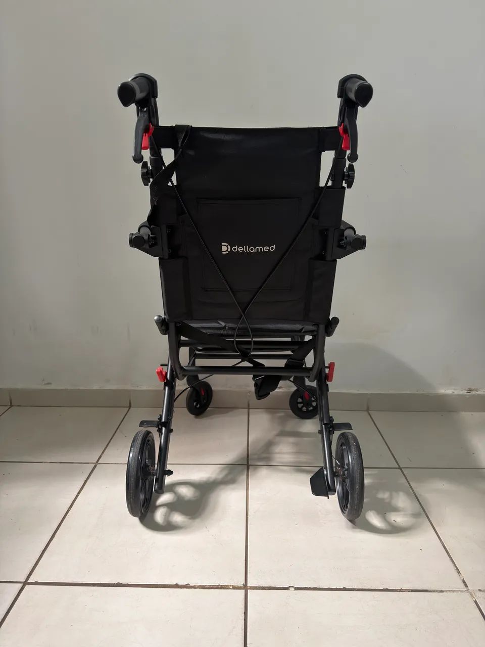 Cadeira de rodas - dobrável e compacta  - Foto 4