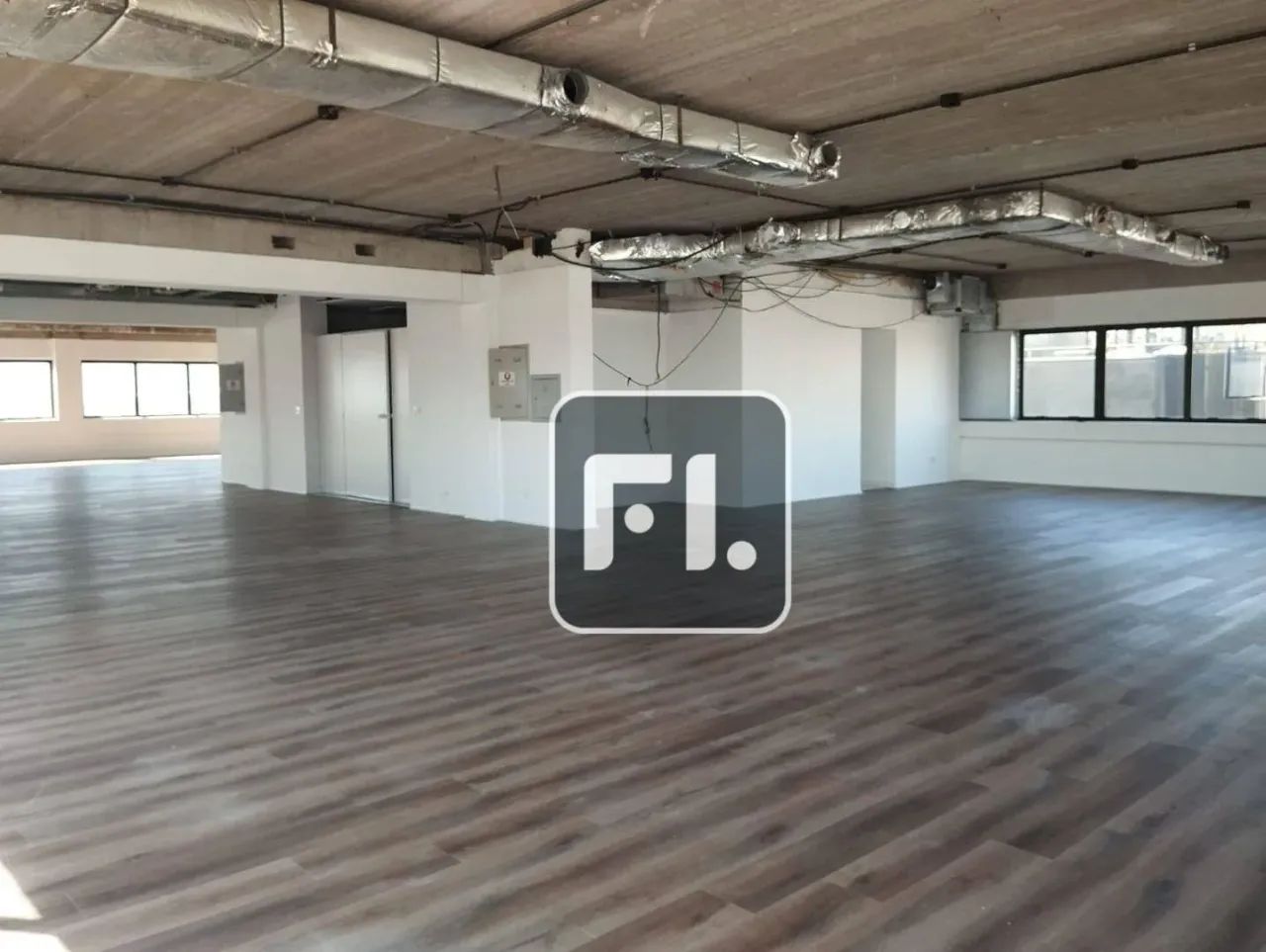 Conjunto comercial com 356 m² na Barra Funda para locação,