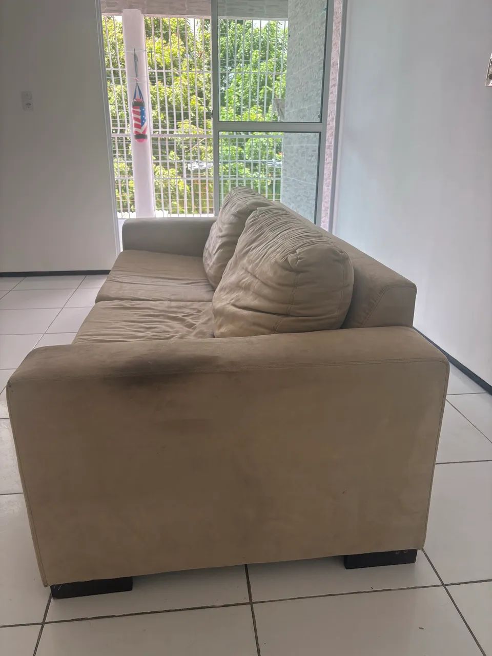 Vendo sofá de 3 lugares na cor bergi claro  - Foto 2